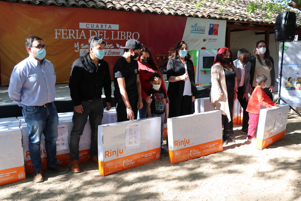 Niñas y niños de pre kínder de Calle Larga recibieron set “Rincón de Juegos” RINJU del programa Chile Crece Contigo